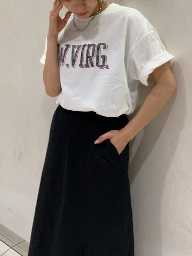 ブルー系のサンダル、ホワイト系のTシャツ/カットソー、ブラック系のスカートを着用したレディースの春コーディネートの6枚目の写真