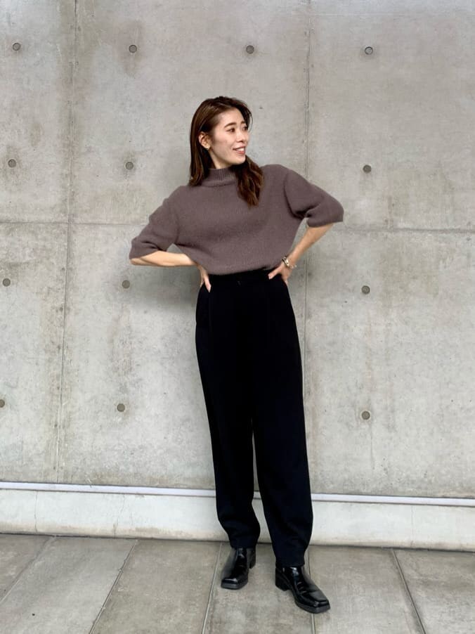ブラック系のその他パンツ、ブラック系のブーツ、ベージュ系のニット/セーターを着用したレディースの夏コーディネートの3枚目の写真