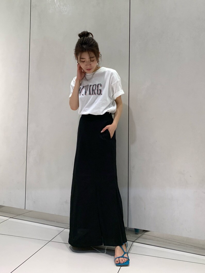 ブルー系のサンダル、ホワイト系のTシャツ/カットソー、ブラック系のスカートを着用したレディースの春コーディネートの2枚目の写真