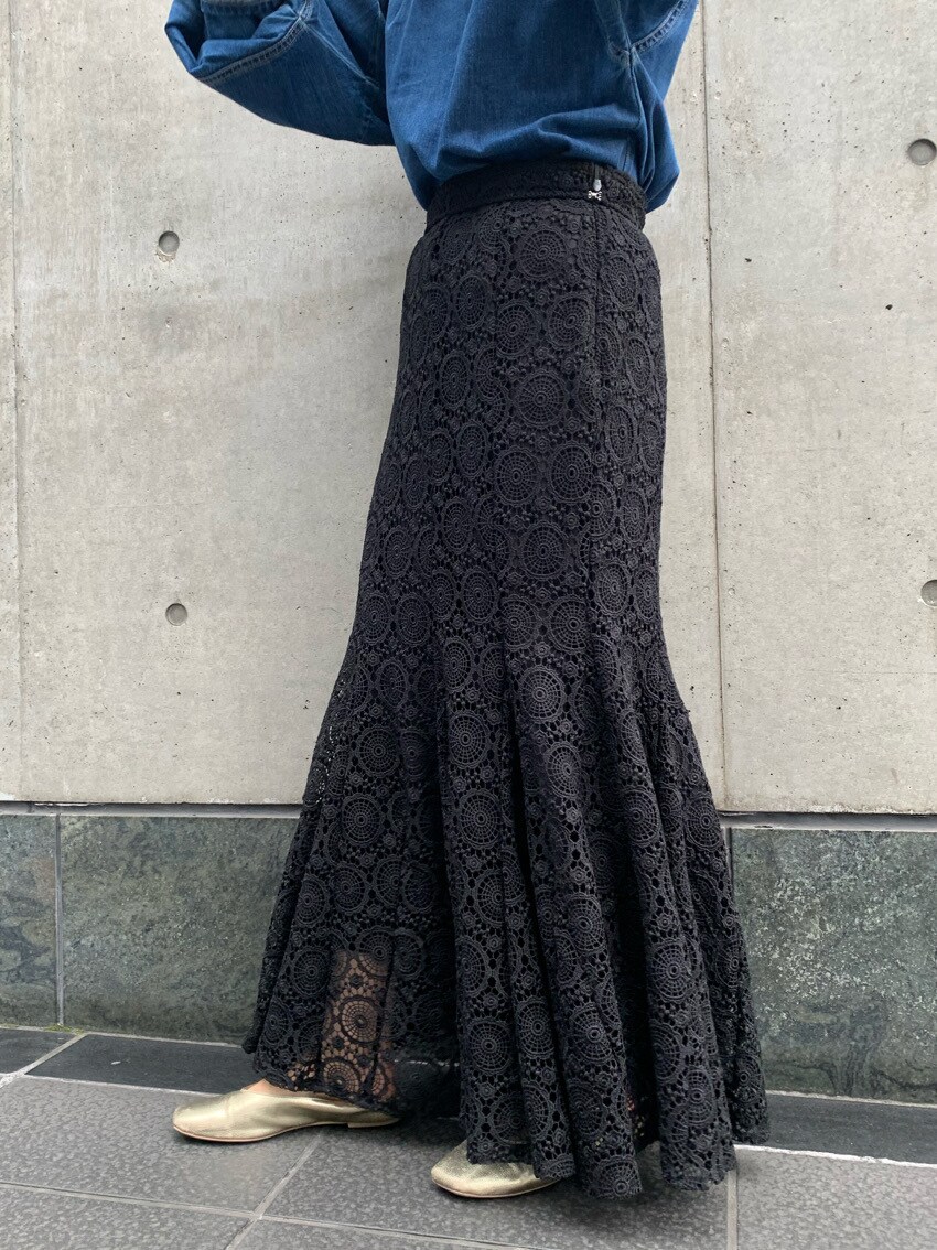 ブラック系のスカート、ブルー系のシャツ/ブラウスを着用したレディースの春コーディネートの7枚目の写真