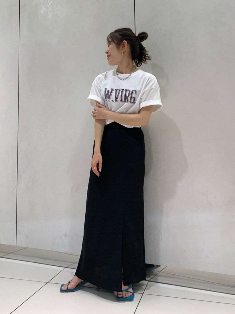 ブルー系のサンダル、ホワイト系のTシャツ/カットソー、ブラック系のスカートを着用したレディースの春コーディネートの4枚目の写真