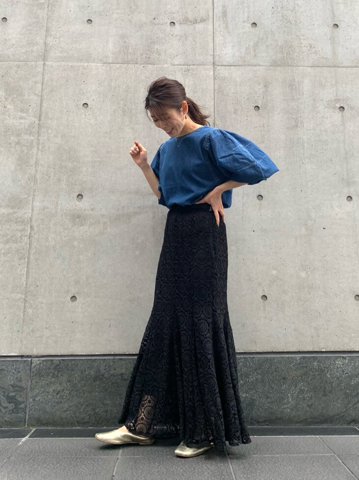 ブラック系のスカート、ブルー系のシャツ/ブラウスを着用したレディースの春コーディネートの4枚目の写真