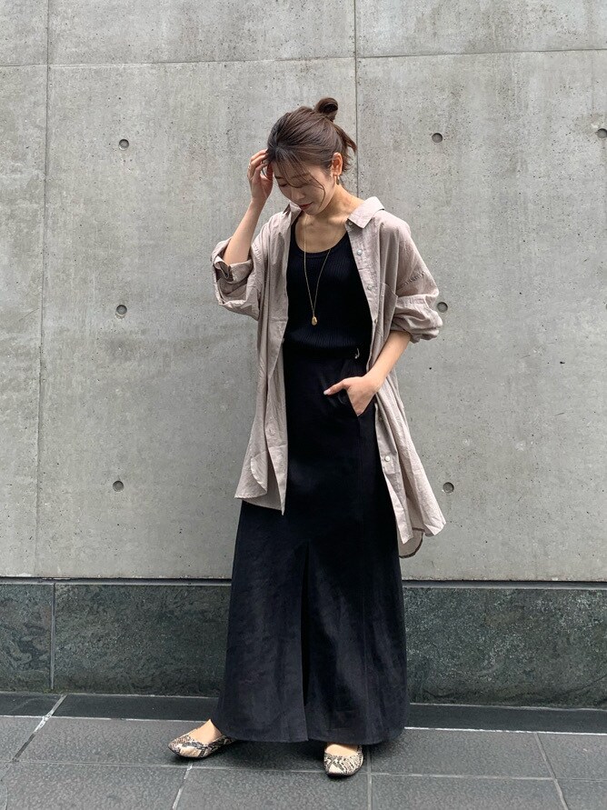 グレー系のシャツ/ブラウス、ブラック系のスカートを着用したレディースの夏コーディネートの5枚目の写真