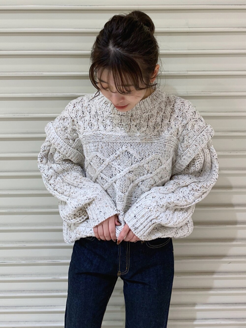 ホワイト系のニット/セーターを着用したレディースの秋コーディネートの2枚目の写真