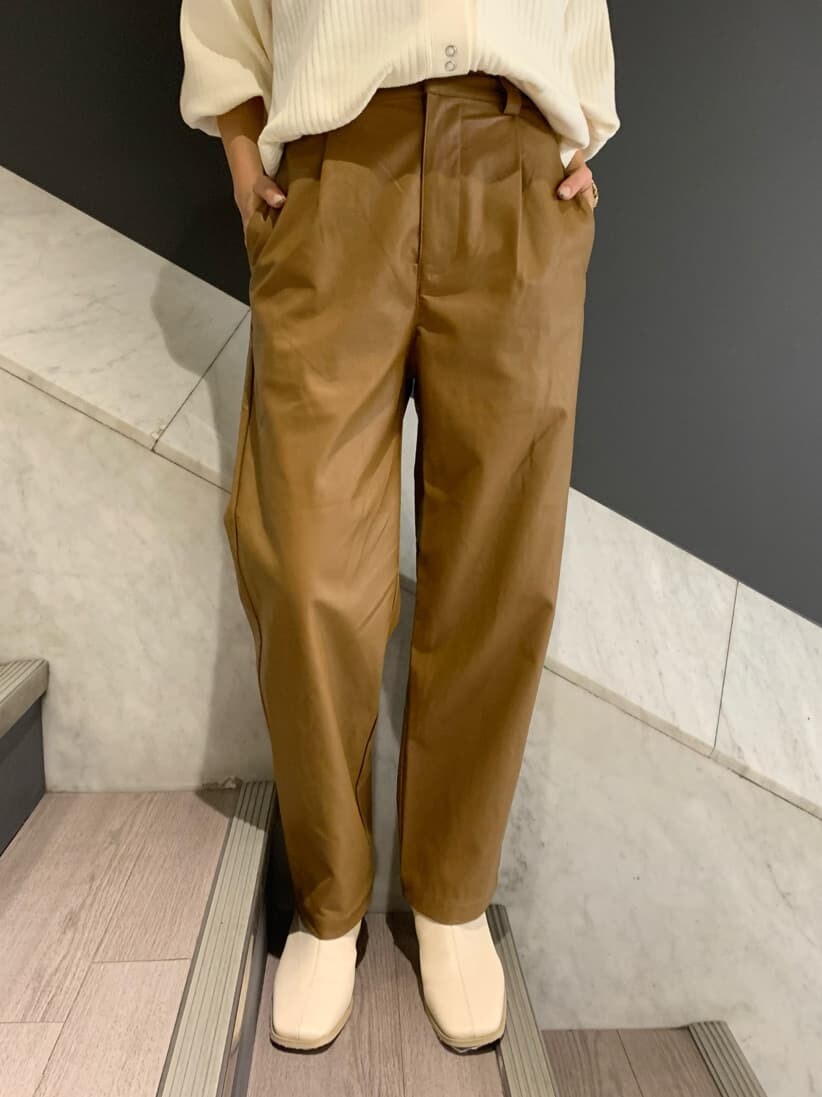 ブラウン系のその他パンツ、ホワイト系のブーツ、ホワイト系のカーディガン/ボレロを着用したレディースの夏コーディネートの2枚目の写真