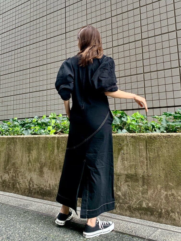 ブラック系のワンピースを着用したレディースの春コーディネートの4枚目の写真