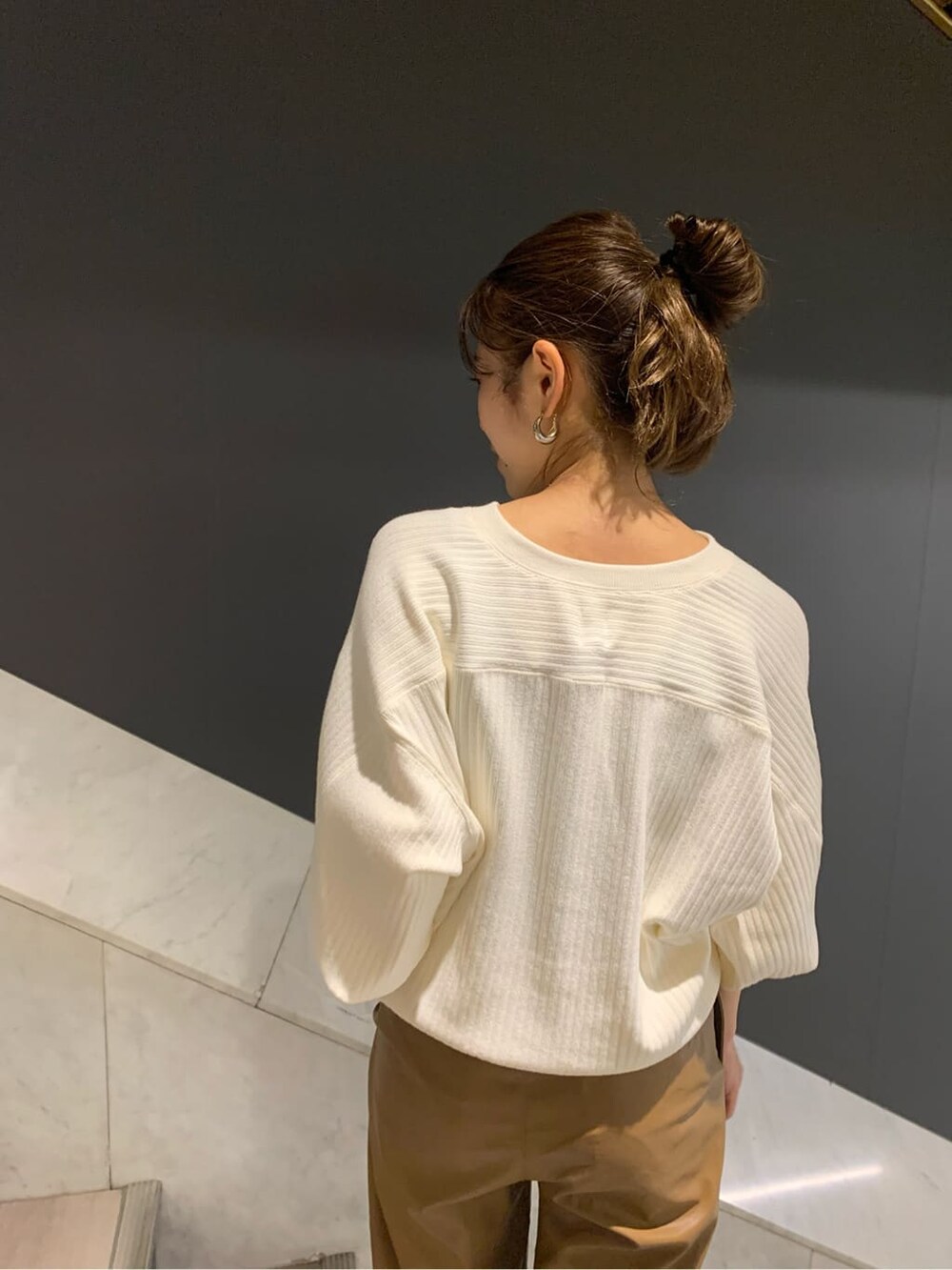 ブラウン系のその他パンツ、ホワイト系のブーツ、ホワイト系のカーディガン/ボレロを着用したレディースの夏コーディネートの5枚目の写真