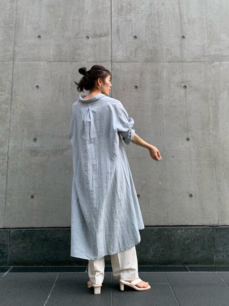 ホワイト系のその他パンツ、ブルー系のワンピース、ホワイト系のサンダルを着用したレディースの春コーディネートの5枚目の写真