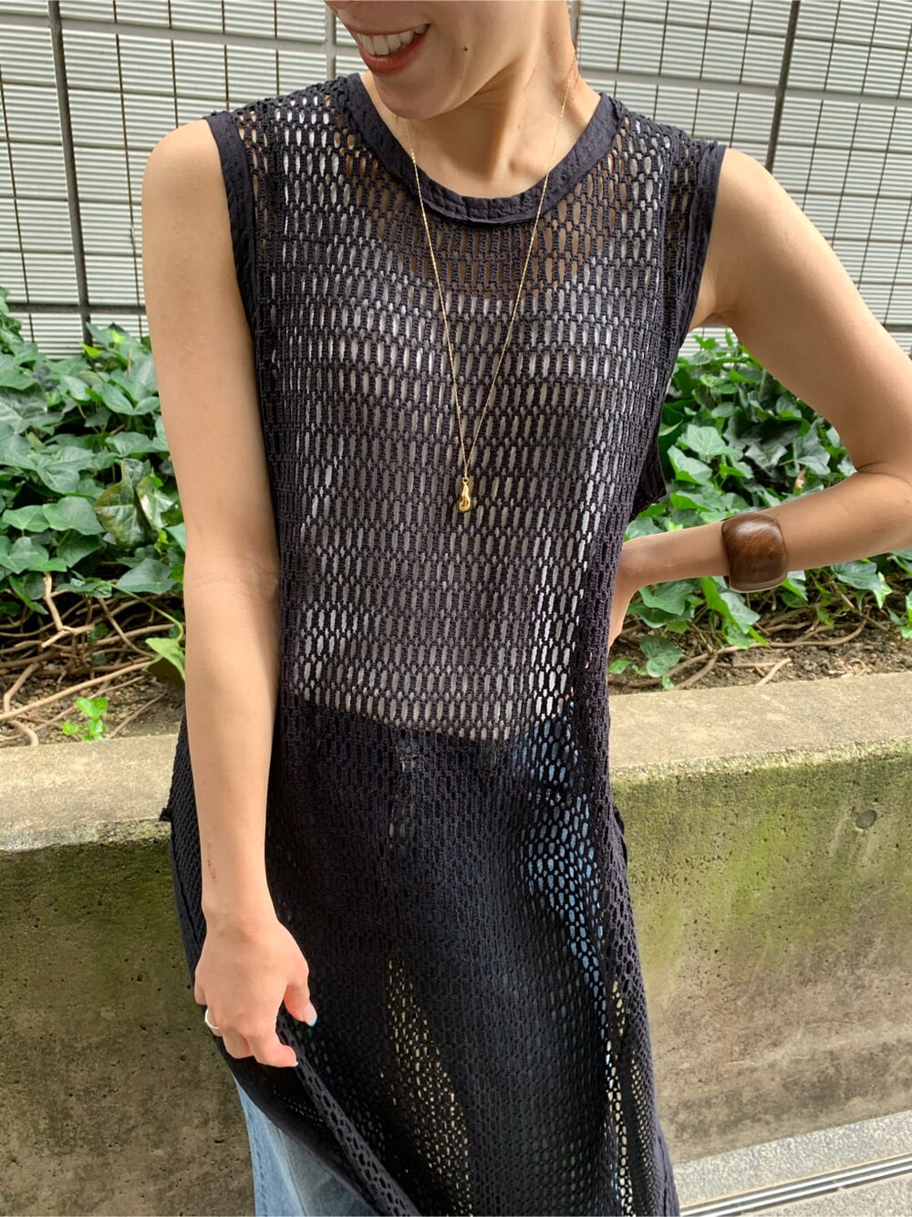 ブルー系のデニムパンツ、グレー系のワンピース、ブラック系のサンダルを着用したレディースの夏コーディネートの5枚目の写真