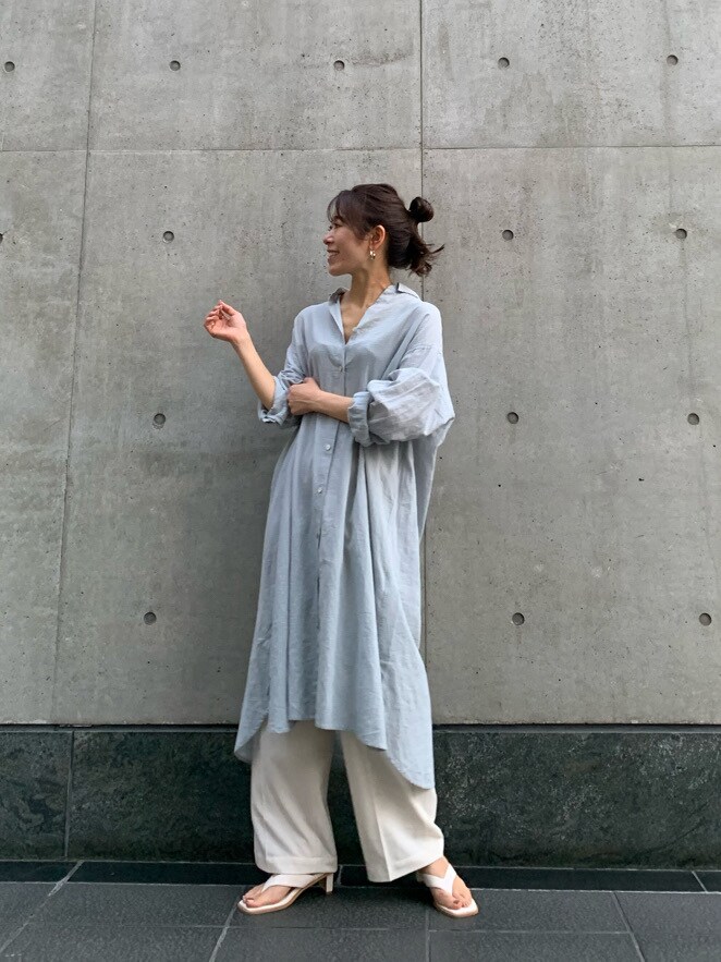 ホワイト系のその他パンツ、ブルー系のワンピース、ホワイト系のサンダルを着用したレディースの春コーディネートの3枚目の写真