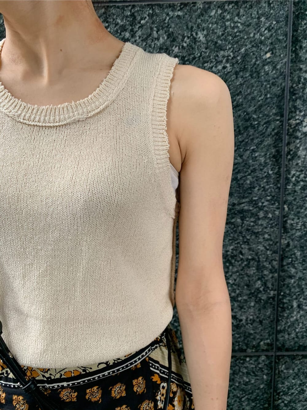 ブラック系のボディバッグ/ウエストポーチ、イエロー系のスカート、ブラック系のサンダルを着用したレディースの夏コーディネートの7枚目の写真