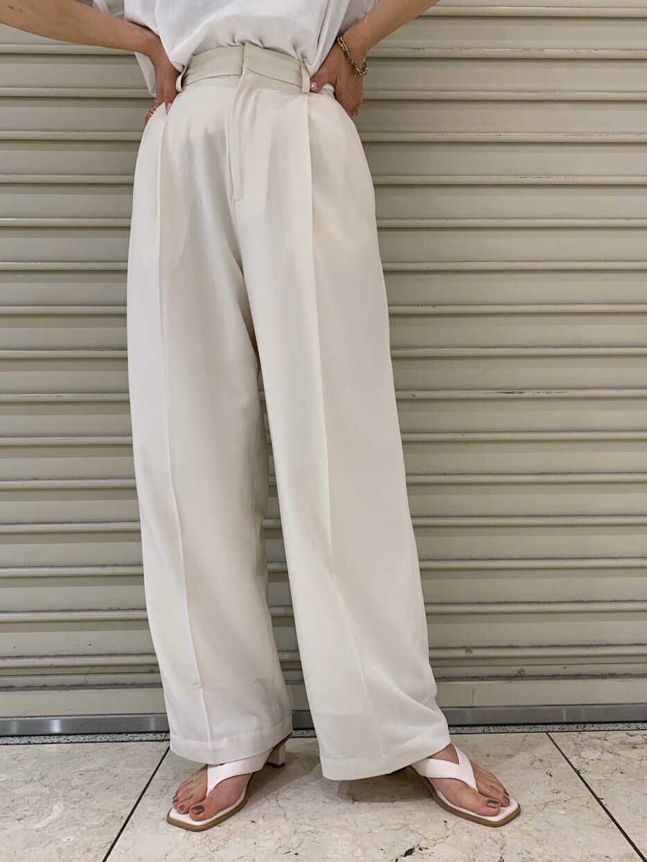 ホワイト系のその他パンツ、ホワイト系のTシャツ/カットソー、ホワイト系のサンダルを着用したレディースの春コーディネートの7枚目の写真