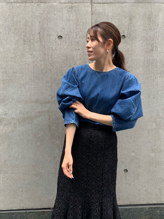 ブラック系のスカート、ブルー系のシャツ/ブラウスを着用したレディースの春コーディネートの2枚目の写真