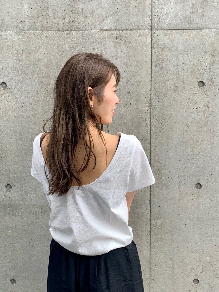 ホワイト系のTシャツ/カットソー、ブラック系のその他パンツ、その他のサンダルを着用したレディースの春コーディネートの2枚目の写真