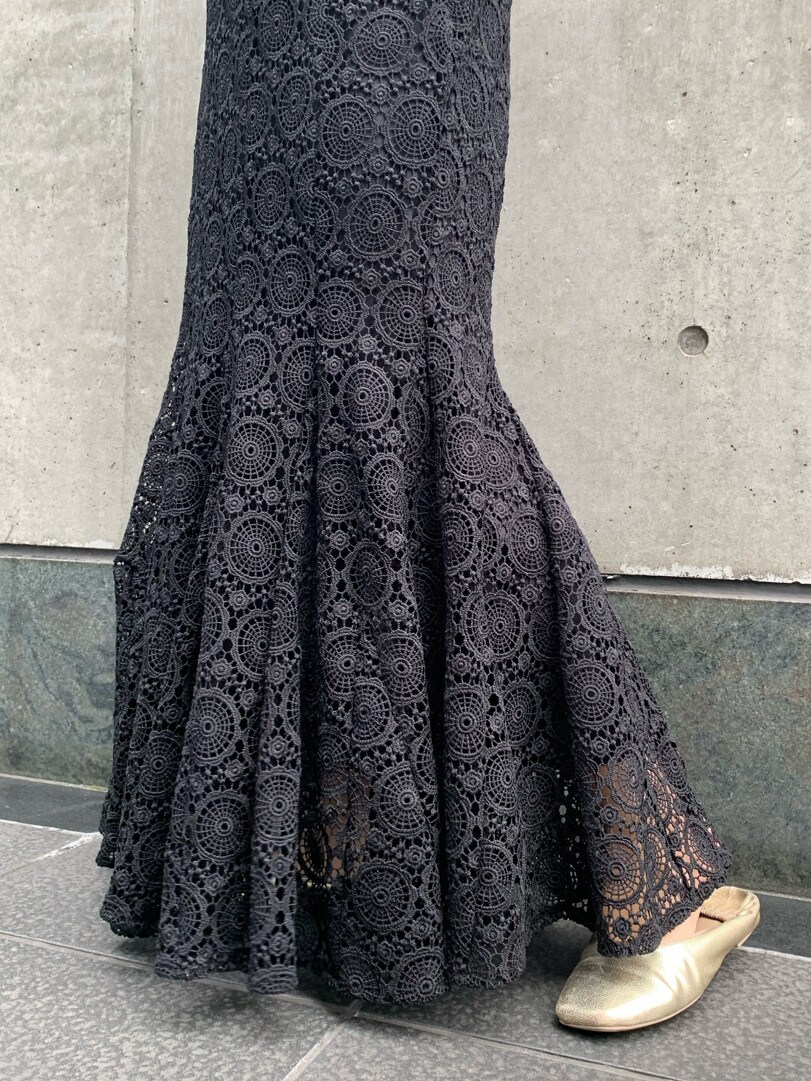 ブラック系のスカート、ブルー系のシャツ/ブラウスを着用したレディースの春コーディネートの8枚目の写真