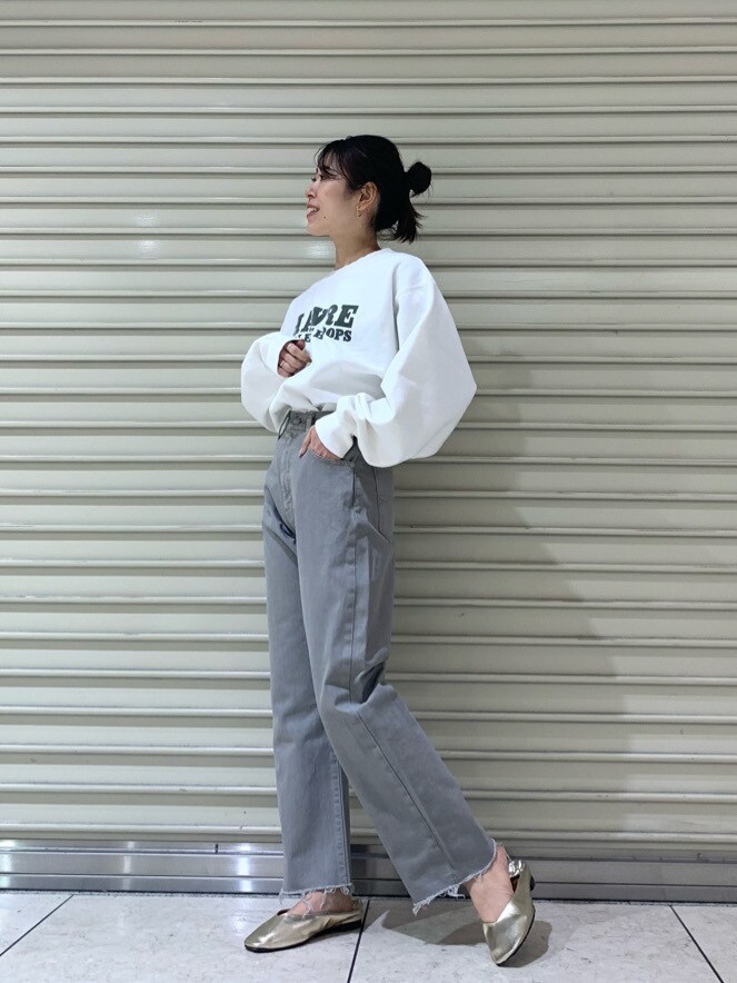 グレー系のデニムパンツを着用したレディースの冬コーディネートの3枚目の写真
