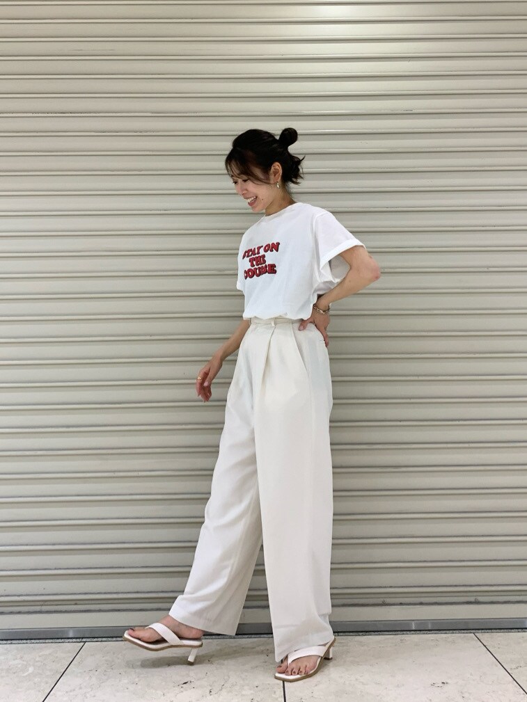 ホワイト系のその他パンツ、ホワイト系のTシャツ/カットソー、ホワイト系のサンダルを着用したレディースの春コーディネートの4枚目の写真