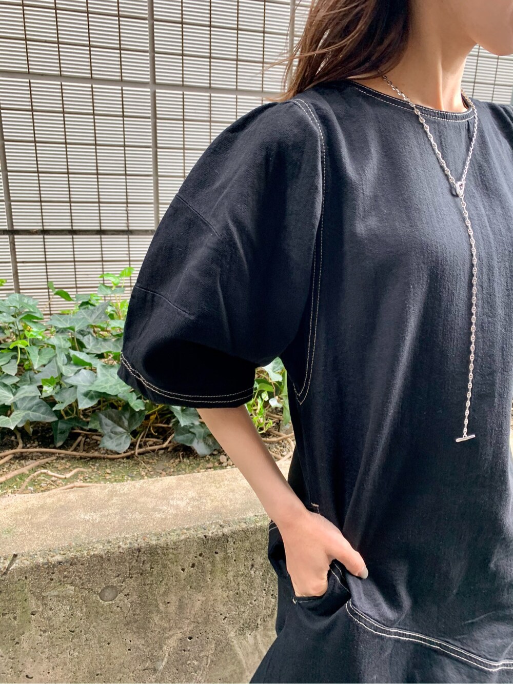 ブラック系のワンピースを着用したレディースの春コーディネートの5枚目の写真