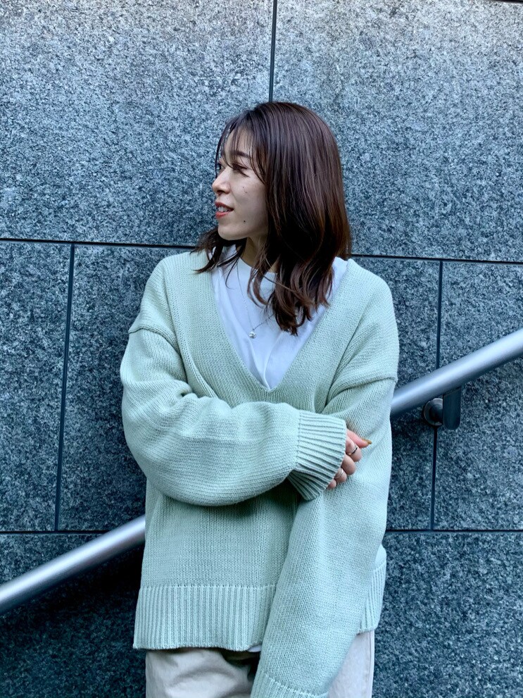 ホワイト系のデニムパンツ、ホワイト系のニット/セーター、ホワイト系のTシャツ/カットソーを着用したレディースの冬コーディネートの3枚目の写真