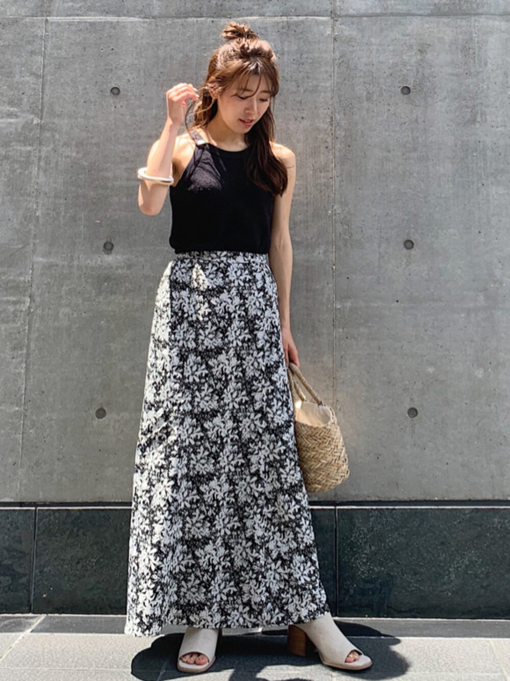 ブラック系のスカート、ベージュ系のサンダル、ブラック系のタンクトップを着用したレディースの夏コーディネートの2枚目の写真