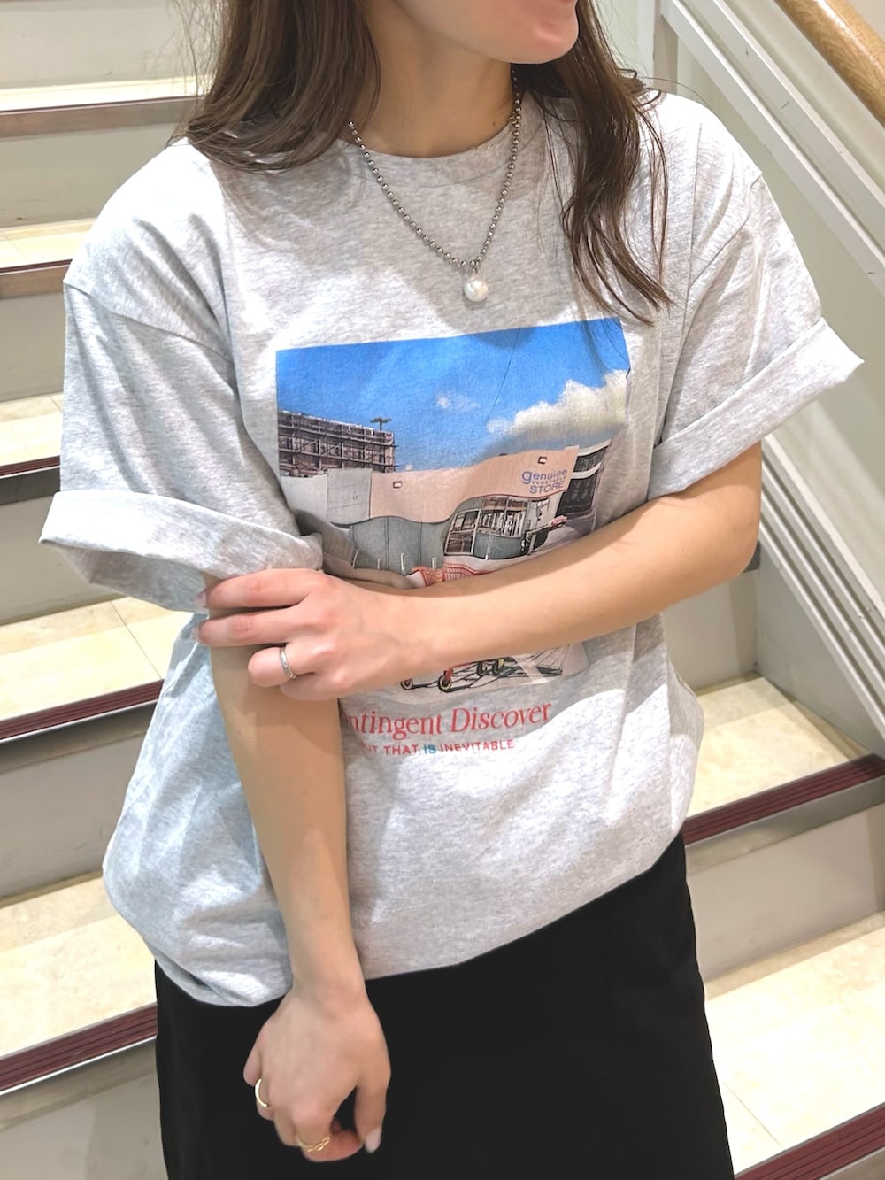 ブラック系のサンダル、グレー系のTシャツ/カットソー、ブラック系のスカートを着用したレディースの春コーディネートの5枚目の写真