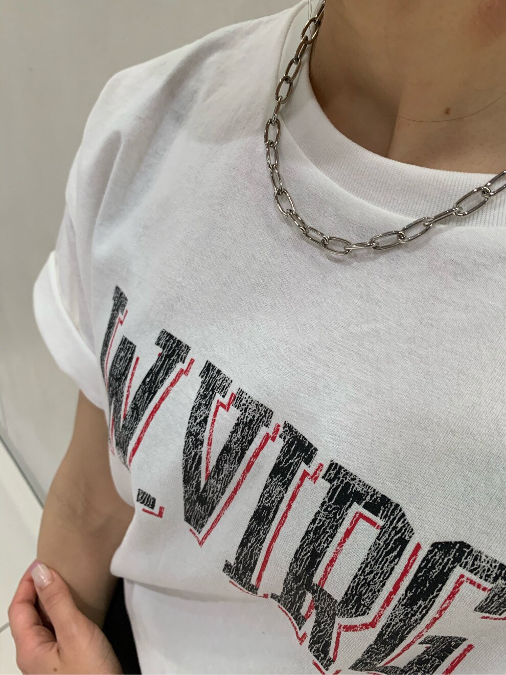 ブルー系のサンダル、ホワイト系のTシャツ/カットソー、ブラック系のスカートを着用したレディースの春コーディネートの7枚目の写真