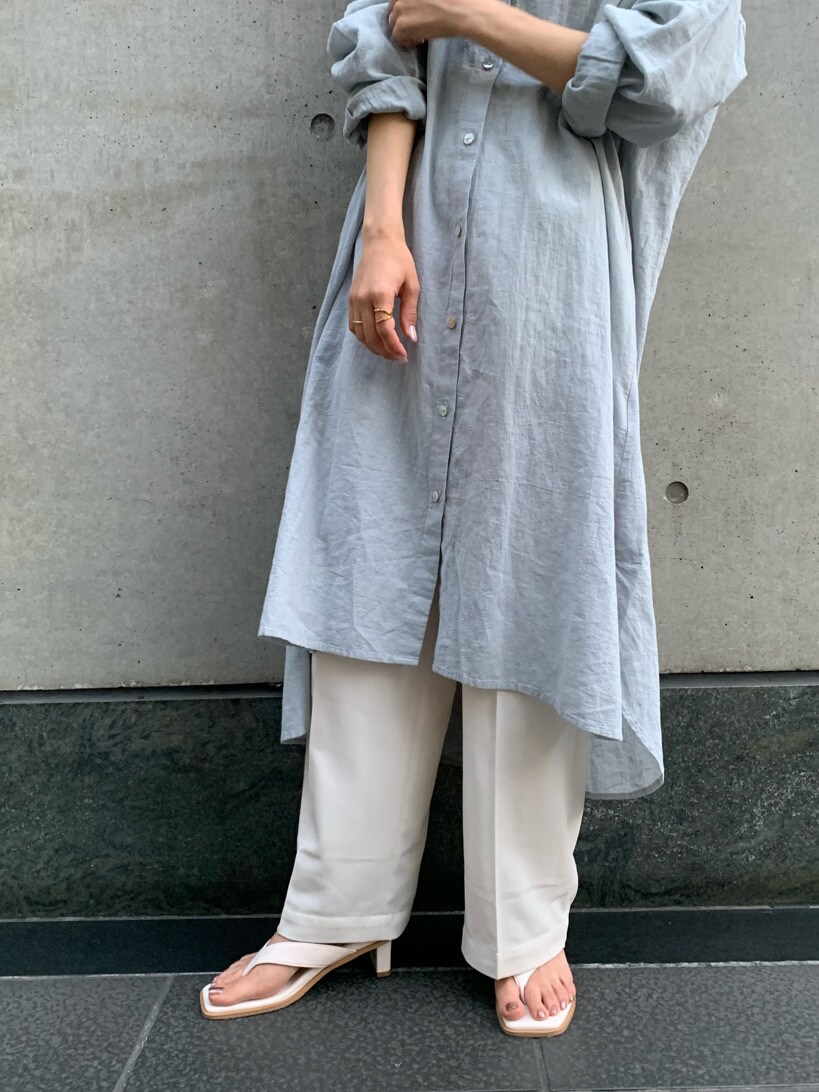 ホワイト系のその他パンツ、ブルー系のワンピース、ホワイト系のサンダルを着用したレディースの春コーディネートの6枚目の写真