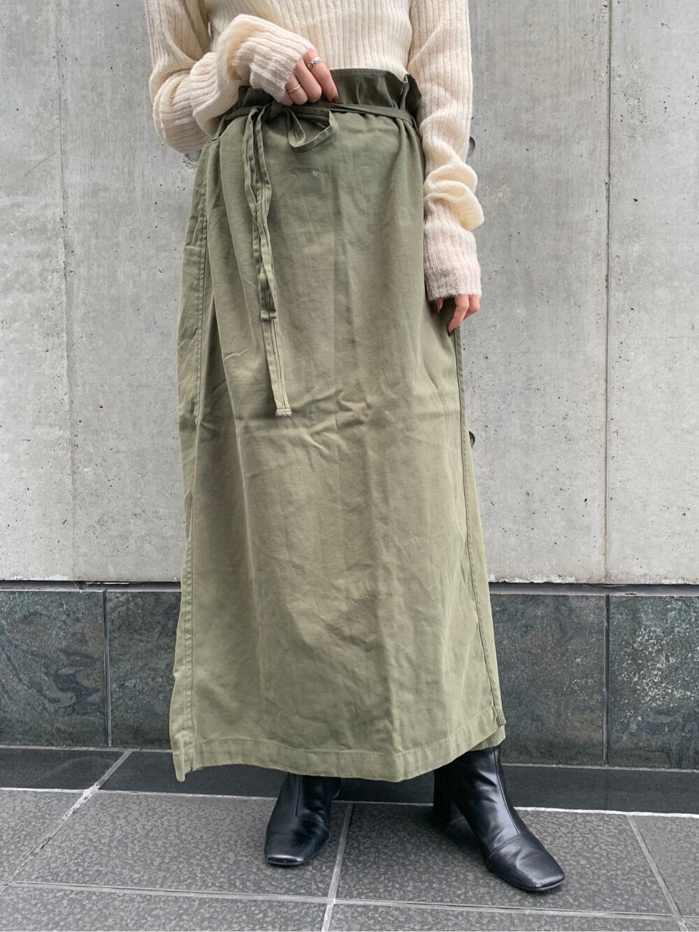 ホワイト系のニット/セーター、ホワイト系のカーディガン/ボレロ、ベージュ系のスカートを着用したレディースの秋コーディネートの2枚目の写真