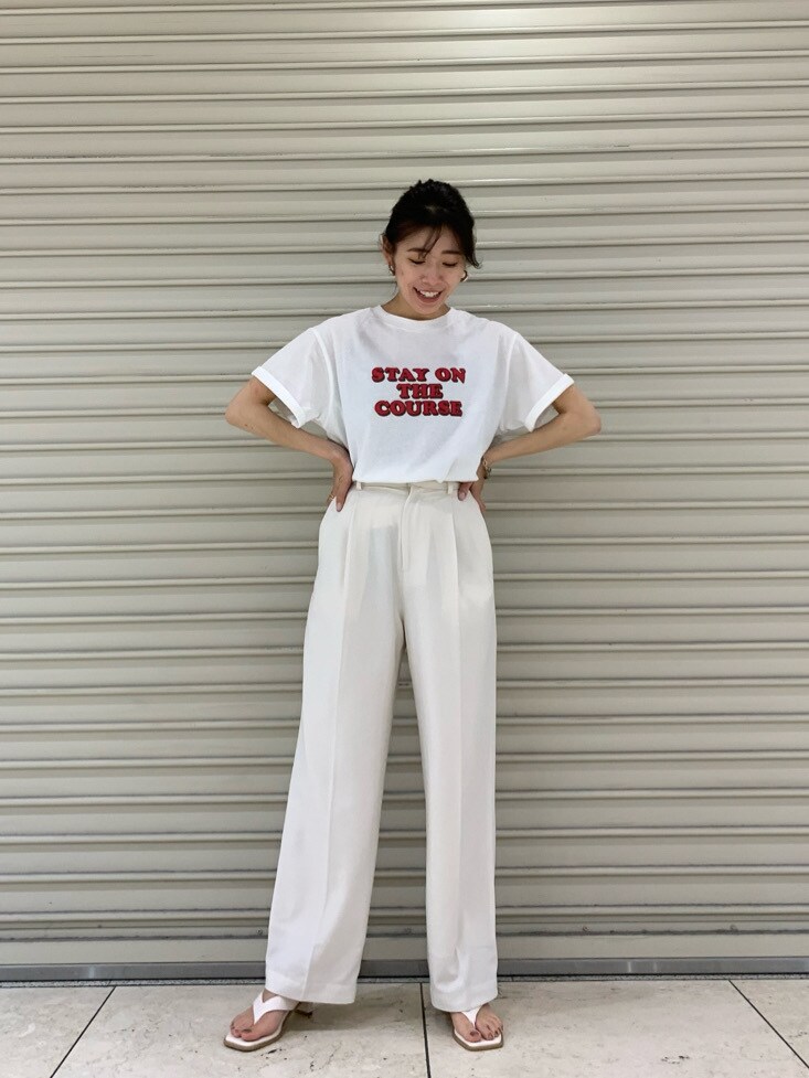 ホワイト系のその他パンツ、ホワイト系のTシャツ/カットソー、ホワイト系のサンダルを着用したレディースの春コーディネートの3枚目の写真