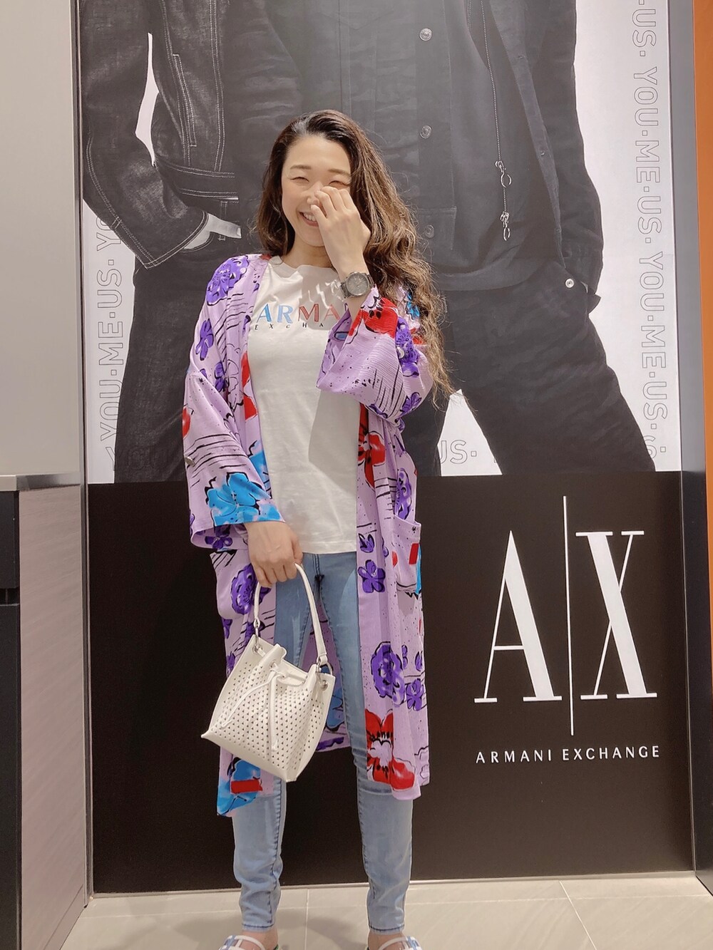 「ラクチンコーデ、夏コーデ、カラー×コーデ、大人女子、ミニバッグ、きれいめカジュアル、AXchanger、AXchange、アルマーニエクスチェンジ、高身長コーデ、高身長女子、ジーンズ、サンダル、ロングカーディガン、Tシャツ」｜「ARMANI EXCHANGEの【A|X アルマーニ エクスチェンジ】クリアスライドサンダル（サンダル、その他）」を使った、Iku.Yさん（レディース・168cm）の春コーディネートの2枚目の写真