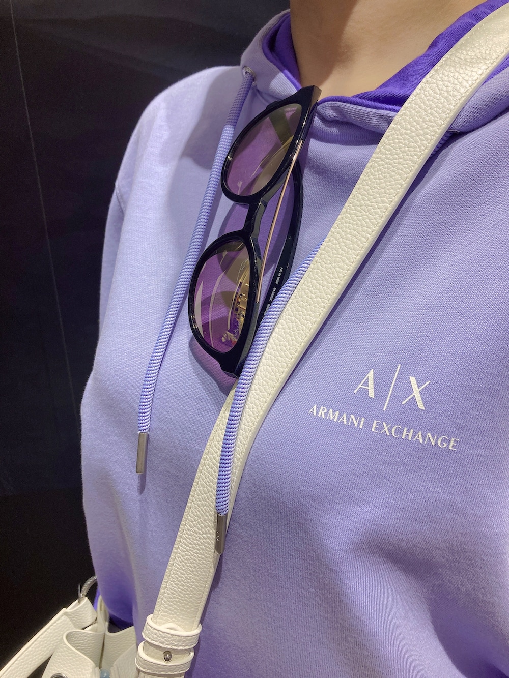 「AXchanger、AXchange、アルマーニエクスチェンジ、オトナカジュアル、カジュアル、ショルダーバッグ、summer、夏、スニーカー、ミニバッグ、高身長女子、高身長コーデ、海、メンズアイテム、ドライブ」｜「ARMANI EXCHANGEの【A|Xアルマーニ エクスチェンジ】スキニーホワイトデニムパンツ_J01（デニムパンツ、ホワイト系）」を使った、Iku.Yさん（レディース・168cm）の春コーディネートの2枚目の写真