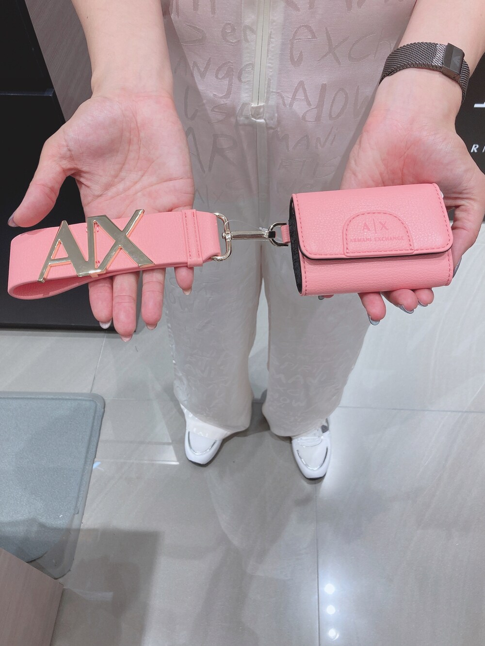 「AXchanger、AXchange、アルマーニエクスチェンジ、高身長女子、高身長コーデ、夏コーデ、休日スタイル、春夏コーデ、カラーコーデ、カジュアル、Tシャツ、サロペット、重ね着、ピンク、ホワイト」|「ARMANI EXCHANGEの【A|X アルマーニ エクスチェンジ】AXロゴスニーカー(スニーカー、ホワイト系)」を使った、Iku.Yさん(レディース・168cm)の夏コーディネートの2枚目の写真
