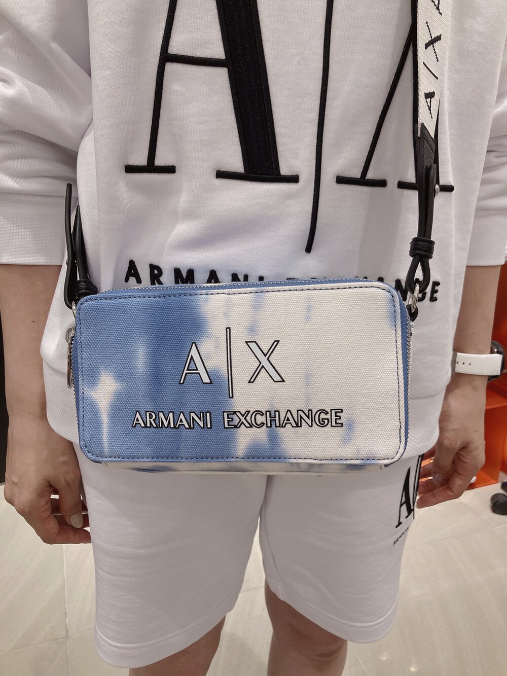 「AXchanger、AXchange、アルマーニエクスチェンジ、シンプルコーデ、カジュアルコーデ、セットアップ、ホワイトコーデ、リラックススタイル、高身長女子、高身長コーデ、スウェット、パンツスタイル、クロスボディバッグ、リンクコーデ、キャップ」|「ARMANI EXCHANGEの【A|X アルマーニ エクスチェンジ】ICON スウェットパーカ(パーカー、ホワイト系)」を使った、Iku.Yさん(レディース・168cm)の春コーディネートの2枚目の写真
