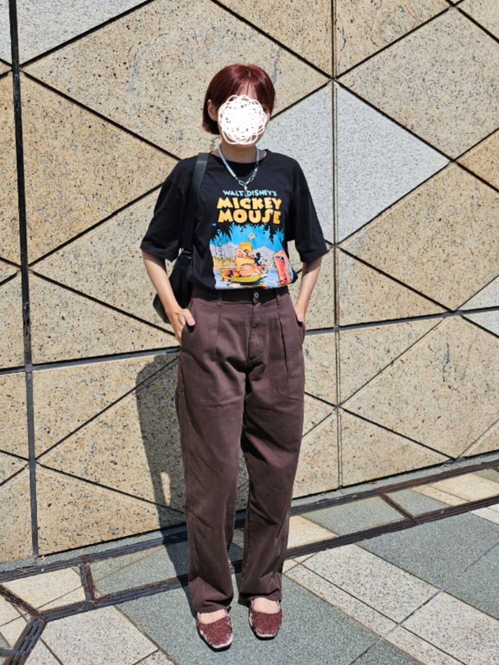 ブラック系のTシャツ/カットソー、ブラウン系のデニムパンツ、ピンク系のバレエシューズを着用したレディースの秋コーディネートの2枚目の写真
