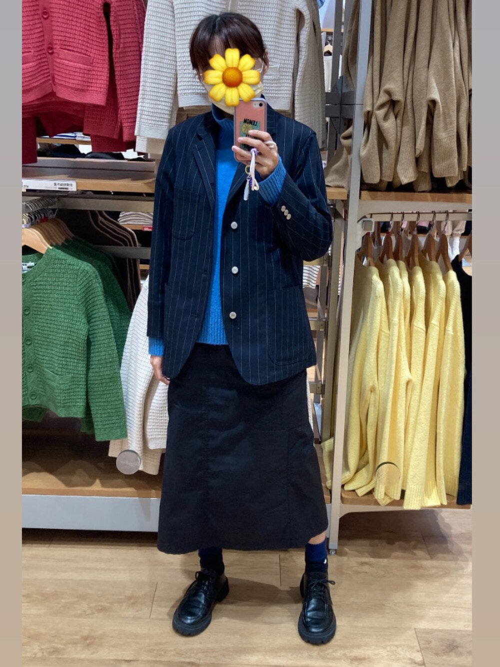 ブルー系のジャケット/アウター、ブラック系のスカート、ブルー系のソックス/靴下を着用したレディースの冬コーディネートの2枚目の写真