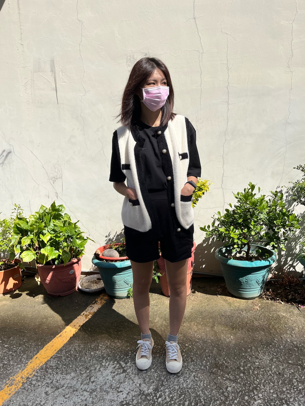 ベージュ系のスニーカー、ブラック系のTシャツ/カットソーを着用したレディースの秋コーディネートの2枚目の写真