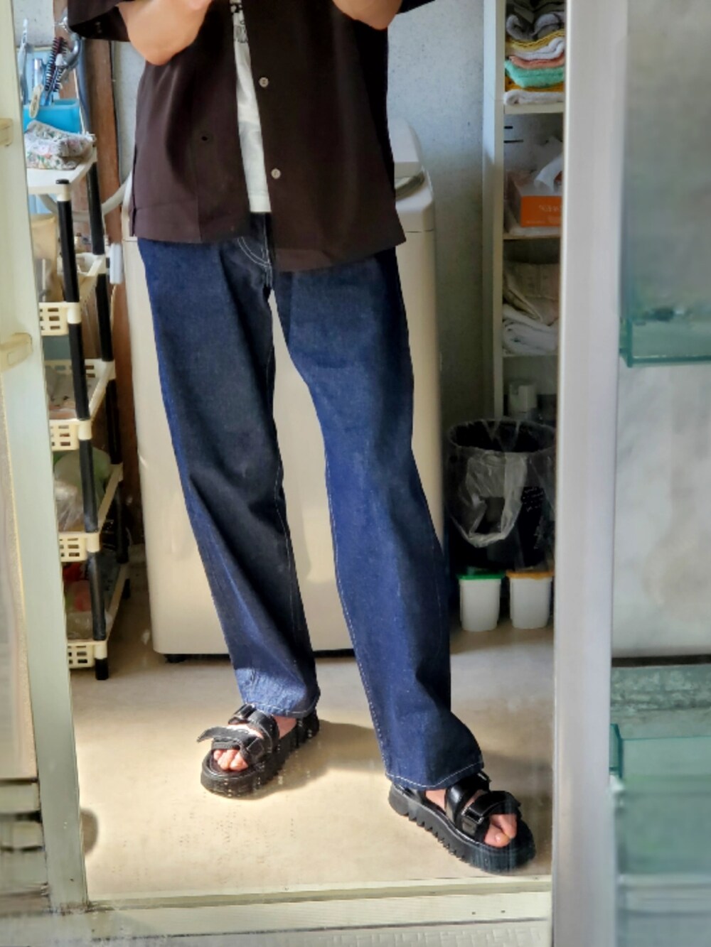 ブラウン系のシャツ/ブラウス、ブルー系のデニムパンツ、ブラック系のサンダルを着用したメンズの夏コーディネートの2枚目の写真