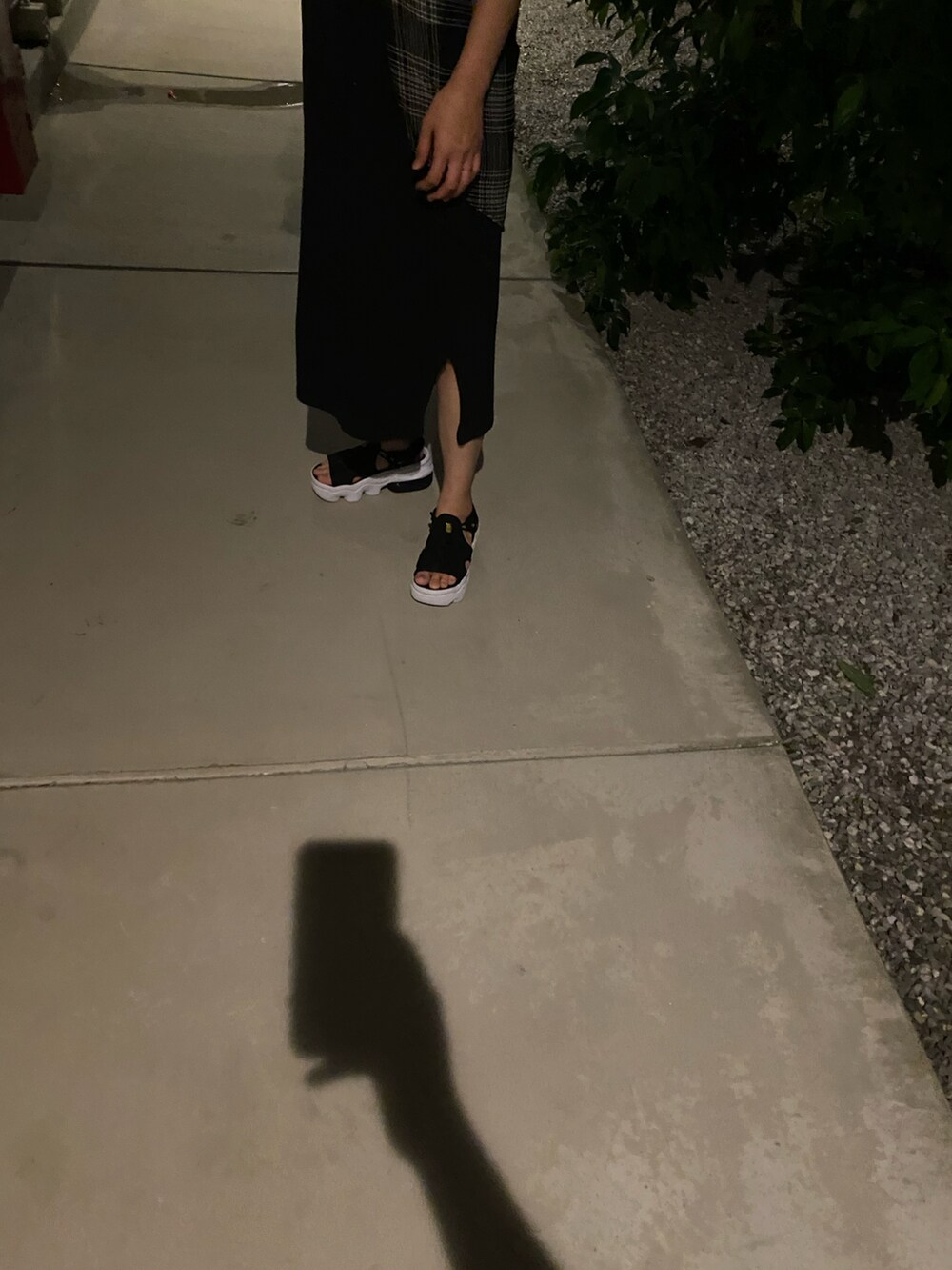 ブラック系のサンダル、ブラック系のシャツ/ブラウスを着用したレディースの春コーディネートの2枚目の写真