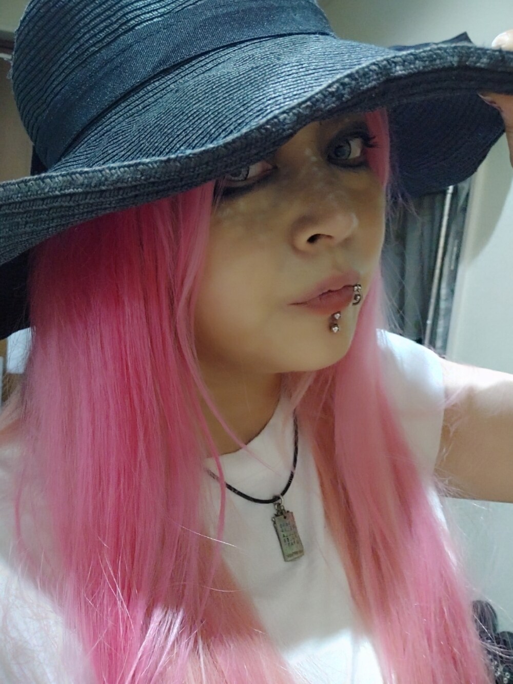 ホワイト系のTシャツ/カットソーを着用したレディースの夏コーディネートの5枚目の写真