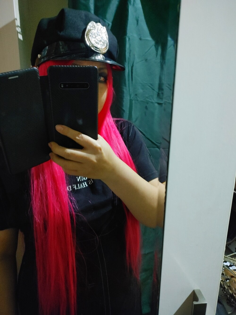 ブラック系のジャンパースカートを着用したレディースの夏コーディネートの2枚目の写真