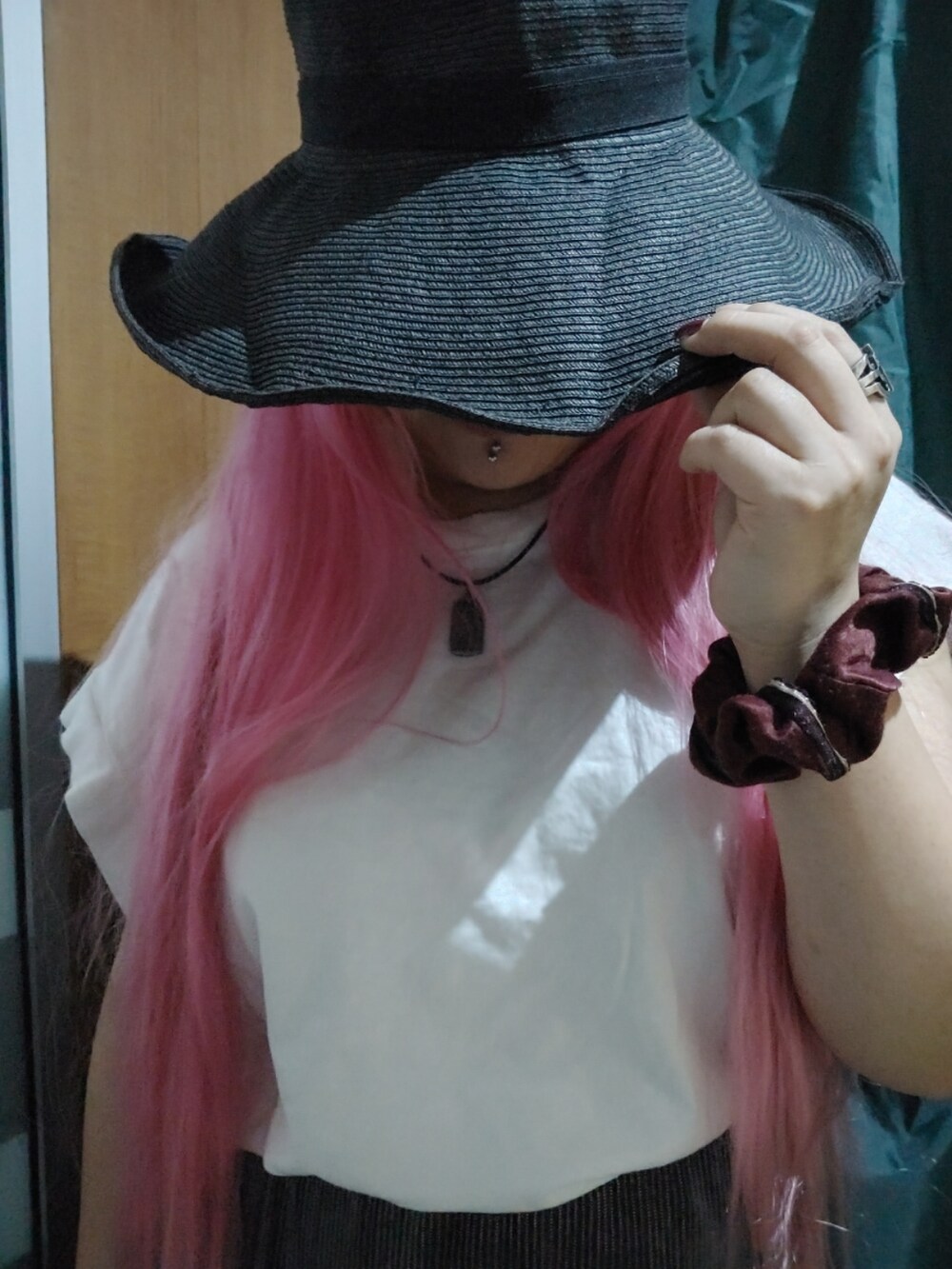 ホワイト系のTシャツ/カットソーを着用したレディースの夏コーディネートの3枚目の写真