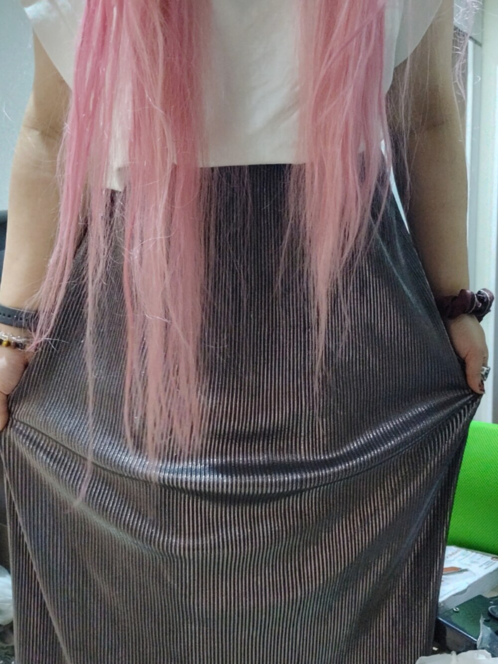 ホワイト系のTシャツ/カットソーを着用したレディースの夏コーディネートの4枚目の写真