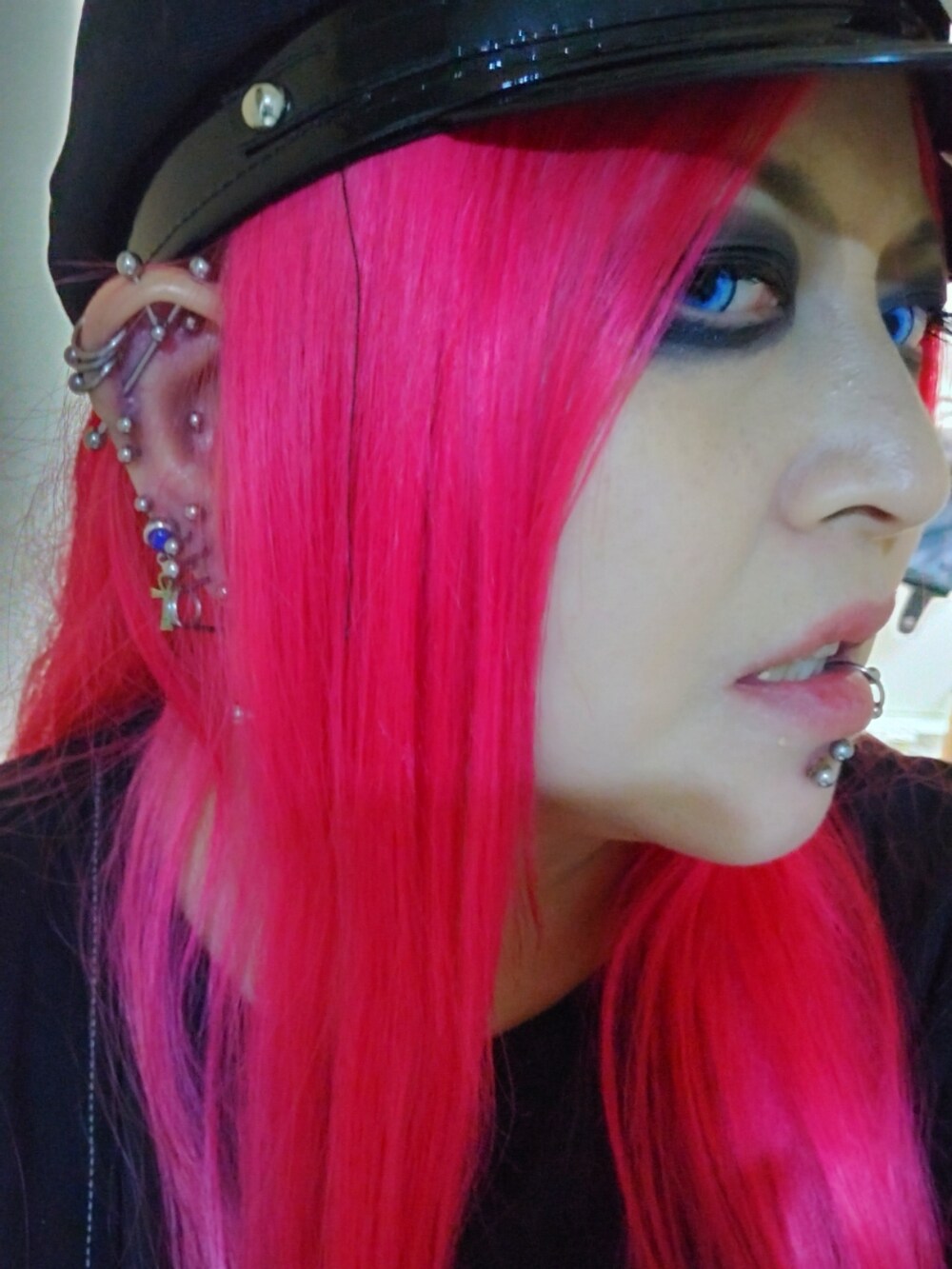 ブラック系のジャンパースカートを着用したレディースの夏コーディネートの4枚目の写真