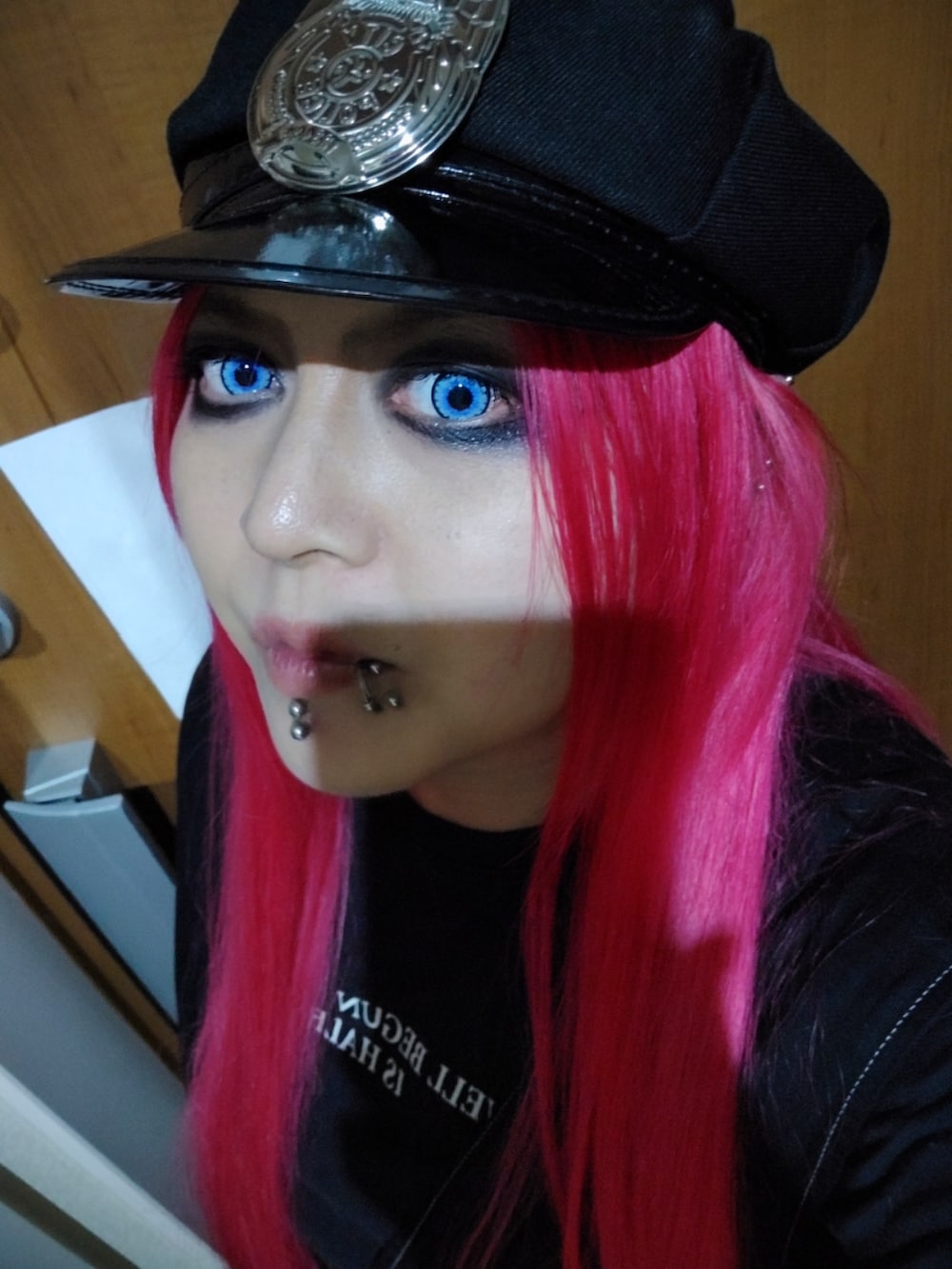 ブラック系のジャンパースカートを着用したレディースの夏コーディネートの3枚目の写真