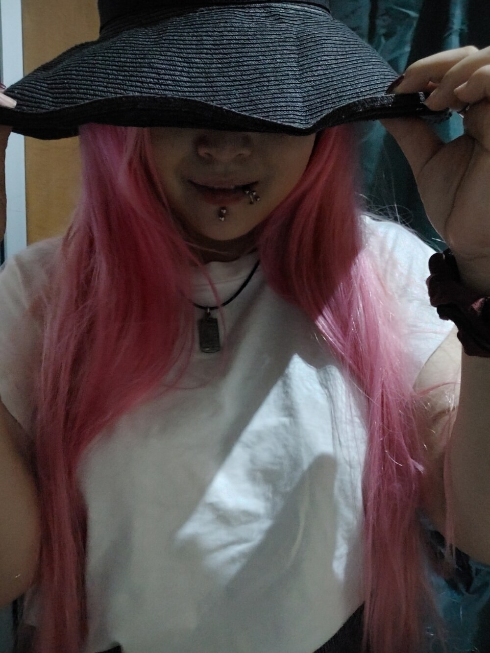 ホワイト系のTシャツ/カットソーを着用したレディースの夏コーディネートの2枚目の写真