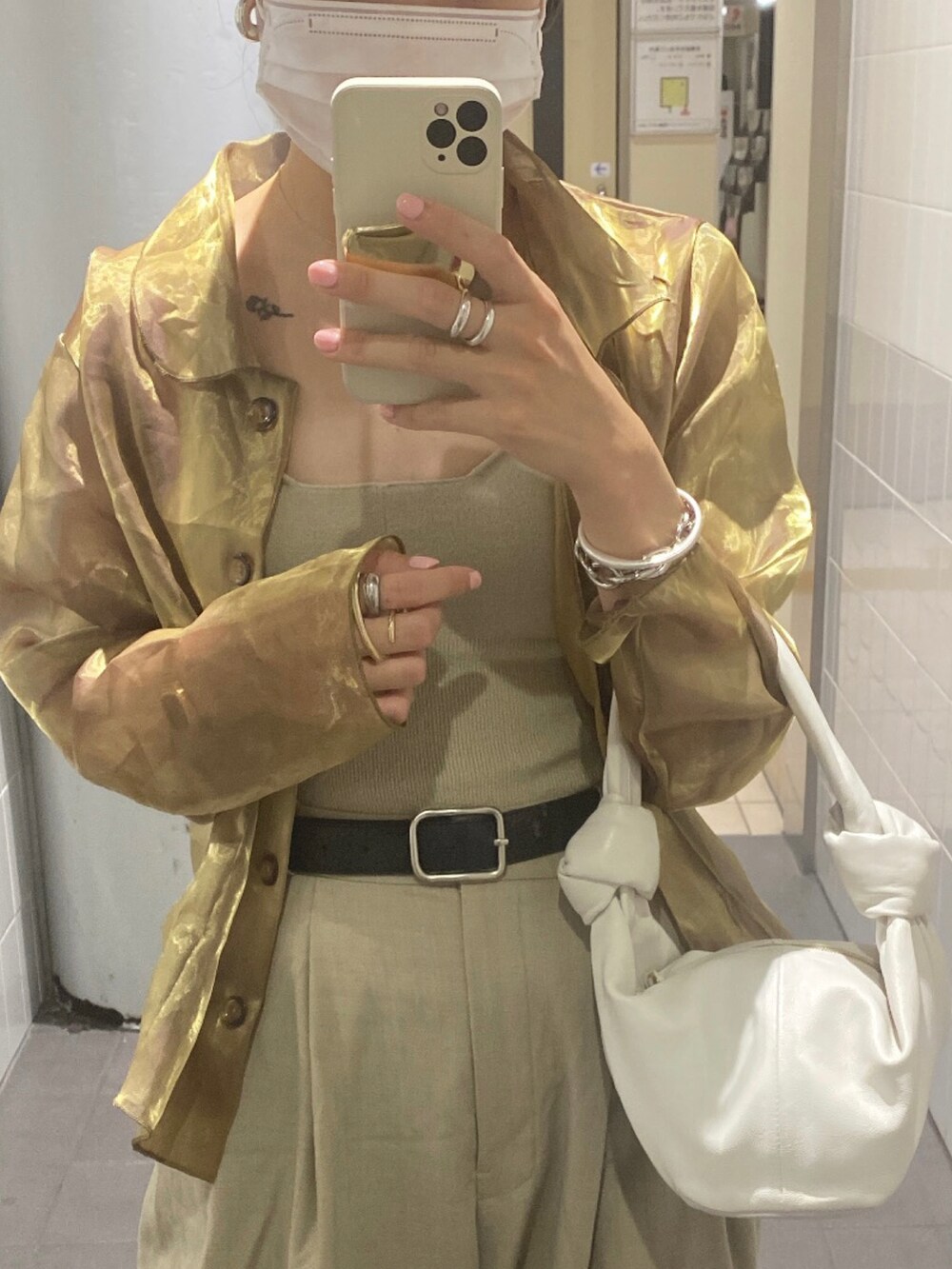 ゴールド系のシャツ/ブラウス、ホワイト系のトートバッグ、ブラウン系のサンダルを着用したレディースの夏コーディネートの3枚目の写真