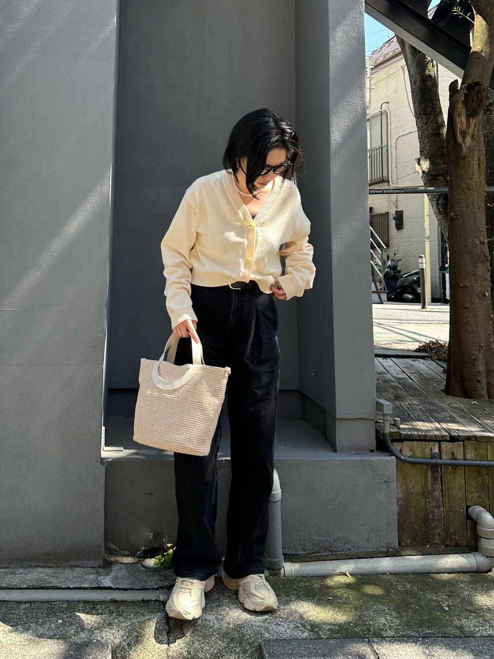 ホワイト系のトートバッグ、ホワイト系のカーディガン/ボレロを着用したレディースの春コーディネートの6枚目の写真