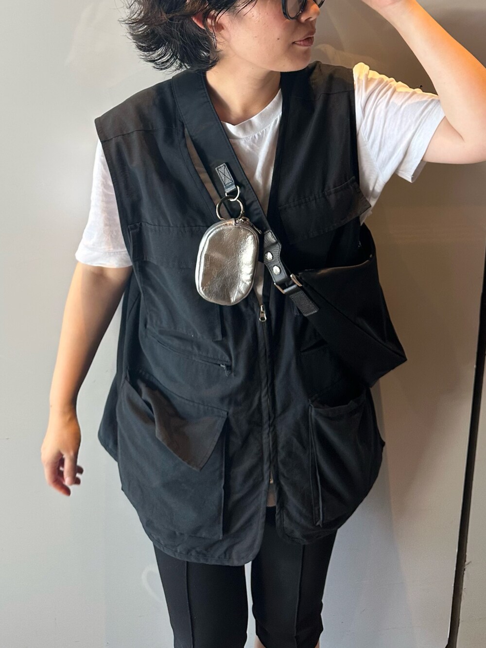 ブラック系のショルダーバッグを着用したレディースの夏コーディネートの3枚目の写真