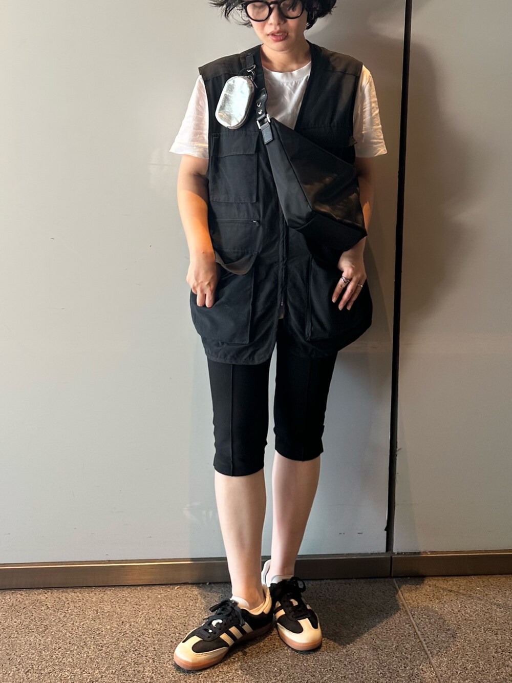 ブラック系のショルダーバッグを着用したレディースの夏コーディネートの2枚目の写真