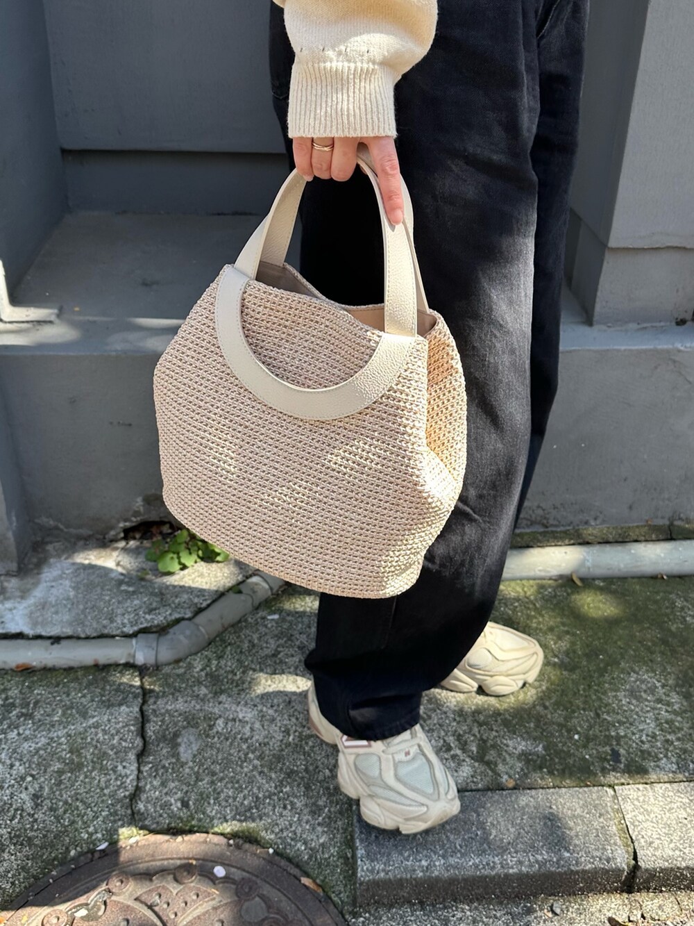 ホワイト系のトートバッグ、ホワイト系のカーディガン/ボレロを着用したレディースの春コーディネートの2枚目の写真